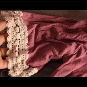 Off shoulder cute and chic shirt. Has cute short sleeve design.